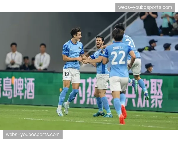 新鹏城控球劣势明显，防守组织依赖区域收缩